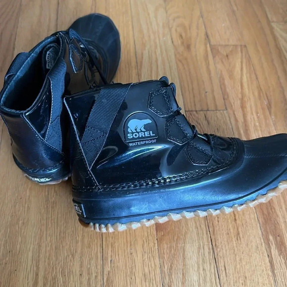 Sorel 6 Out and About black patent rubber winter boot great pre owned condition - Picture 5 of 6